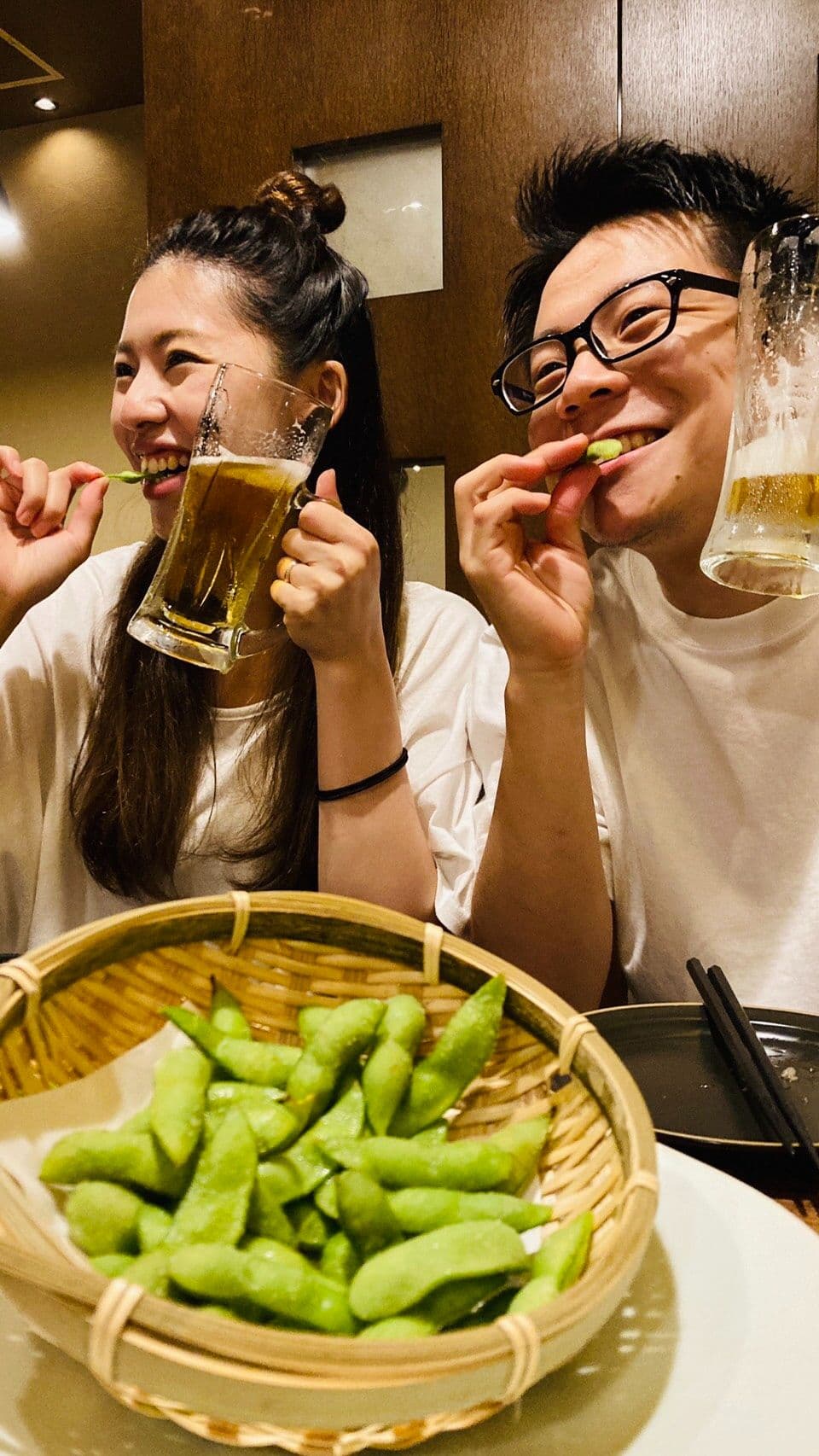 くろさき茶豆を頬張る男女